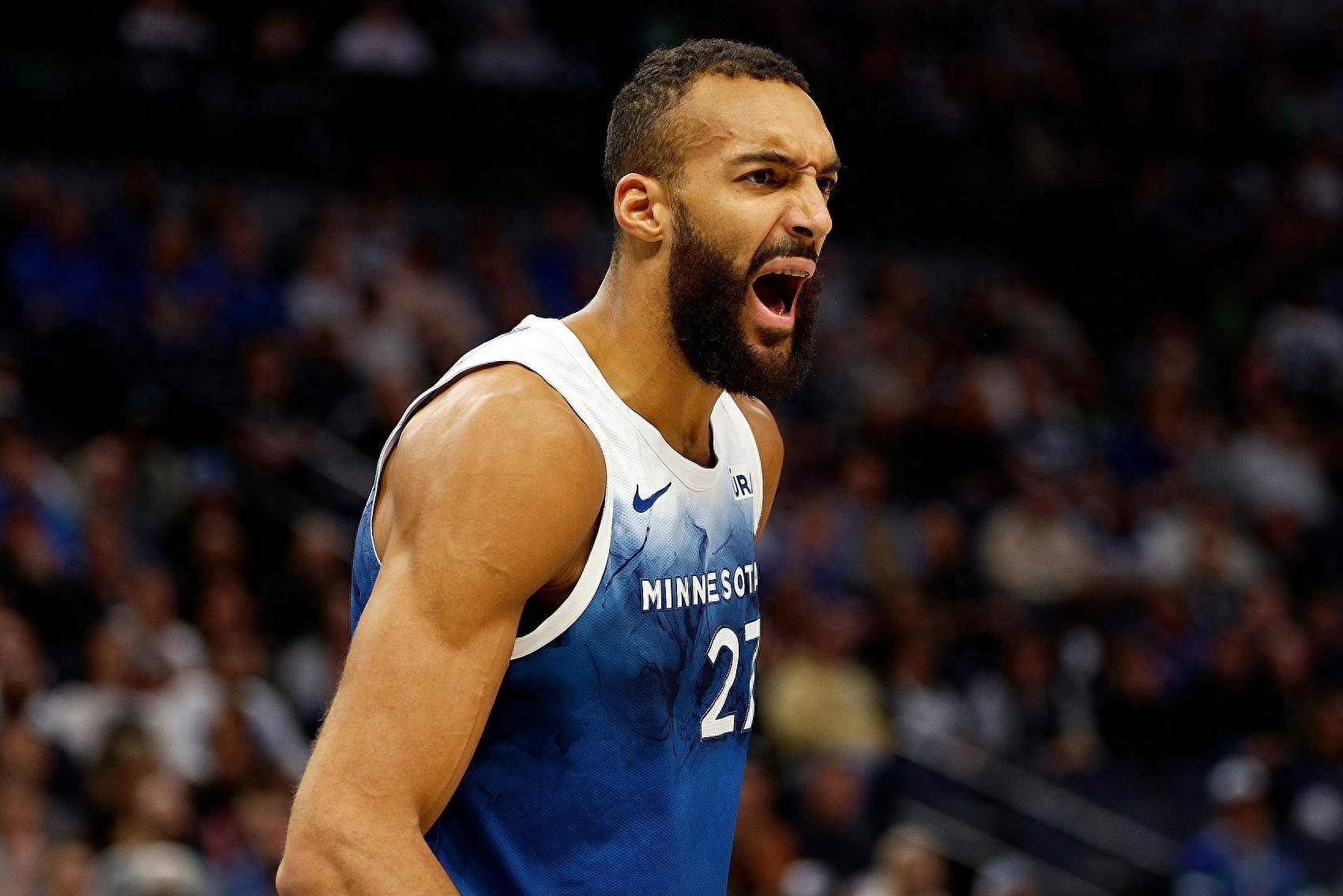 关于篮球巨星个人精彩表现引发观赏狂潮的信息