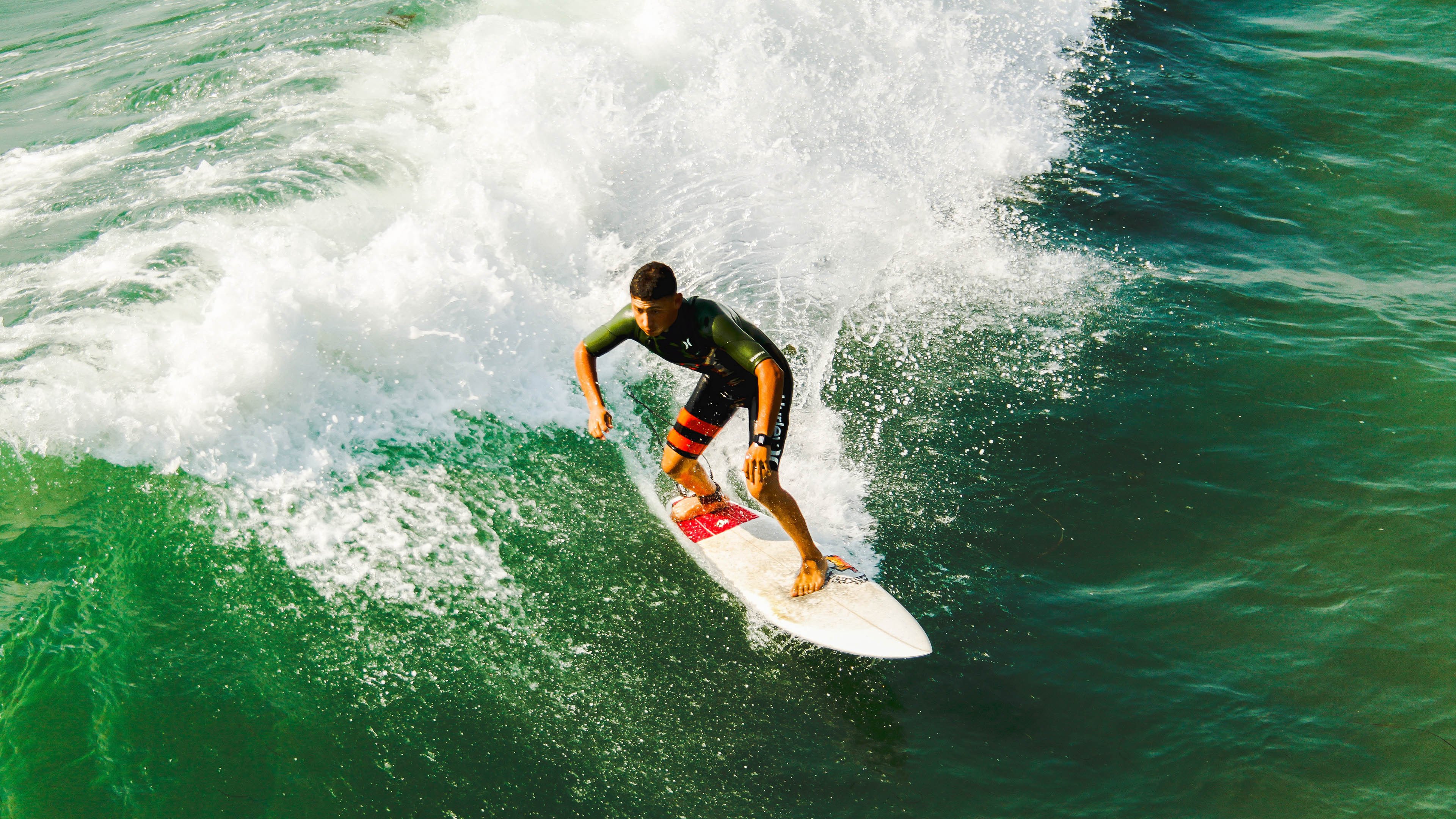 东契奇魔术师般带动全队节奏，老鹰火力全开压制尼克斯